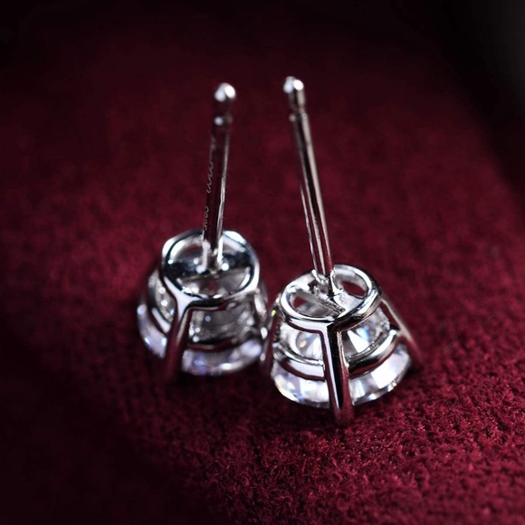 Sterling Silver 925. Simulate Diamond Stud Earring. - Picture 12 of 15